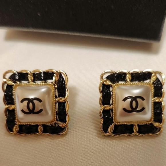 Crystal Gold Lambskin Chain Sergeant Stud Earrings - Picture 2 of 3